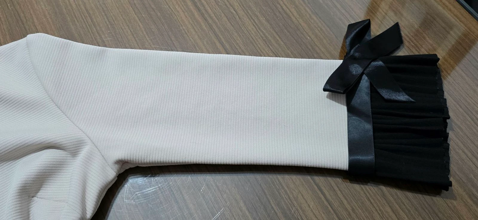 Robe beige avec des poignets plissés noirs – photo 2